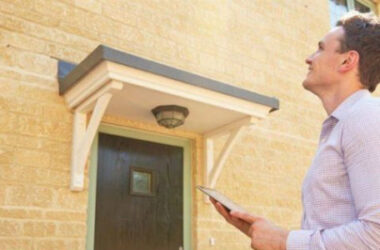 Agent doing a house valuation