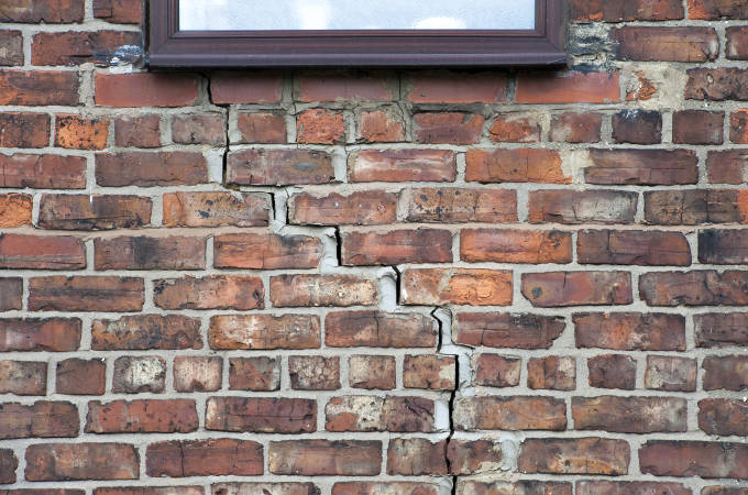 Step cracking to brickwork